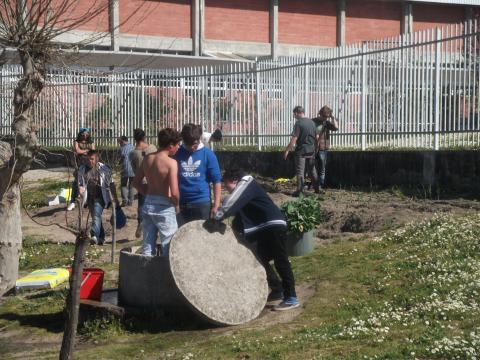 Preparação do terreno - Os alunos estão a preparar o terreno para plantarem couves.